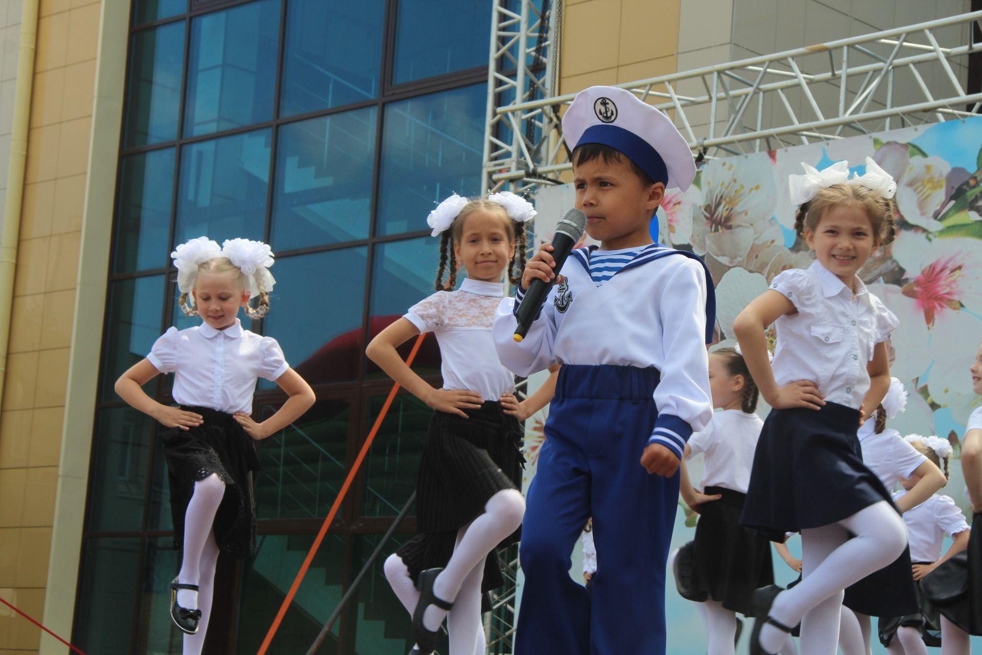 Праздничный концерт к Международному дню защиты детей прошел в Менделеевске на площади ДК им. С. Гассара