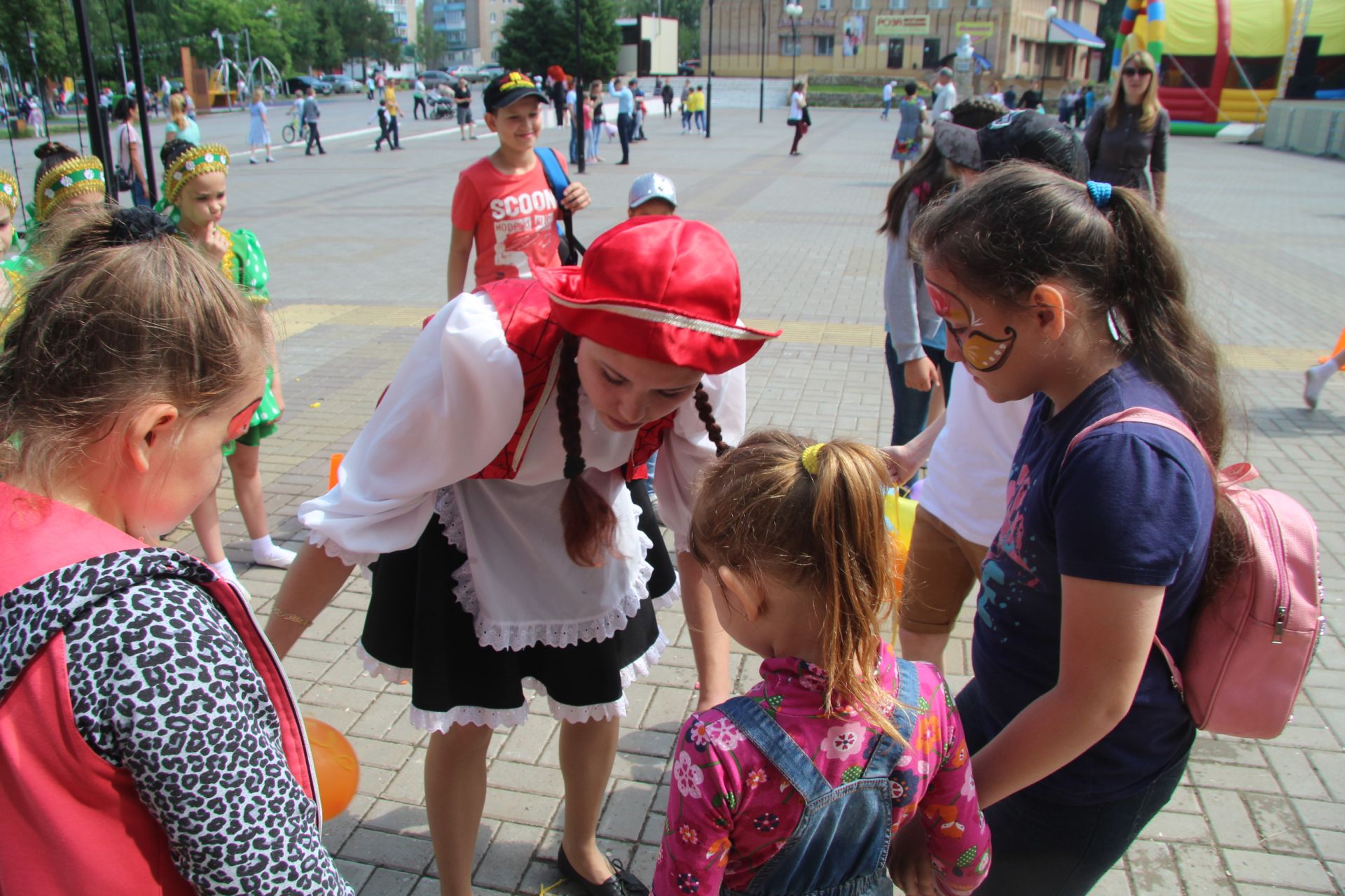 Праздничный концерт к Международному дню защиты детей прошел в Менделеевске на площади ДК им. С. Гассара