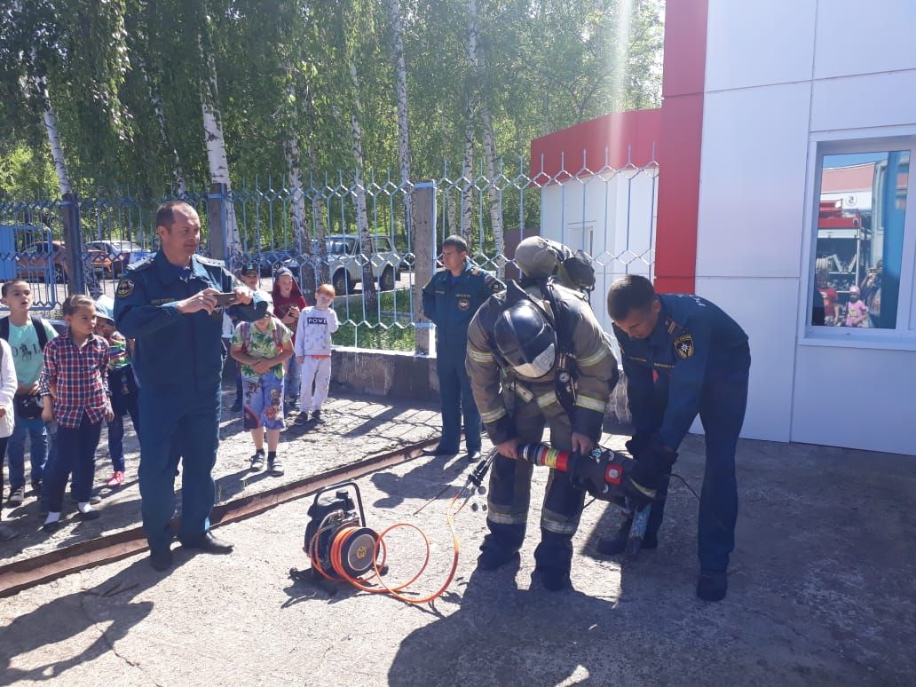 Для детей из пришкольного лагеря «Крепыш» провели экскурсию в пожарной части Менделеевска&nbsp;