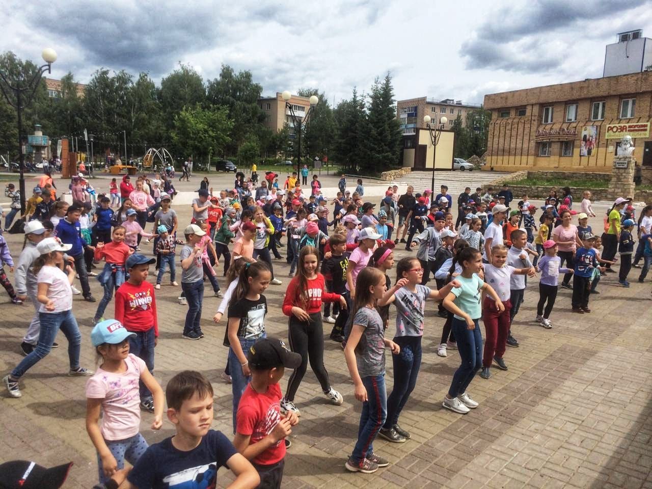 Юные гимназисты присоединились к культуре уличных танцев