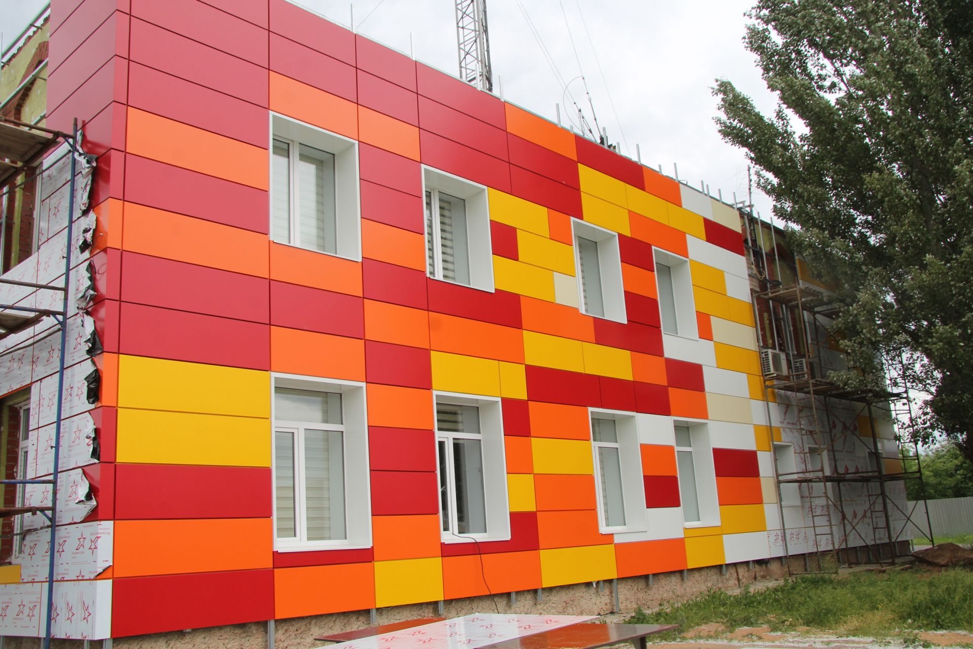 «Молодёжному центру – яркие краски»: в «Яшьлеке» приступили к отделке фасада