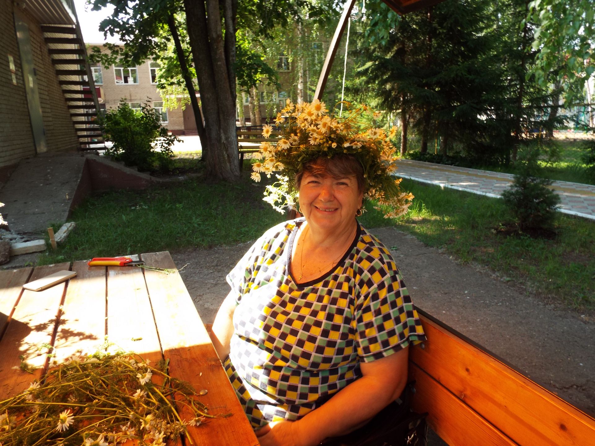 В Менделеевске прошёл мастер-класс по плетению венка из полевых цветов