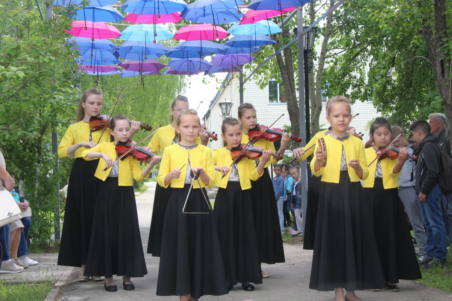 В Менделеевске открылась Аллея парящих зонтиков