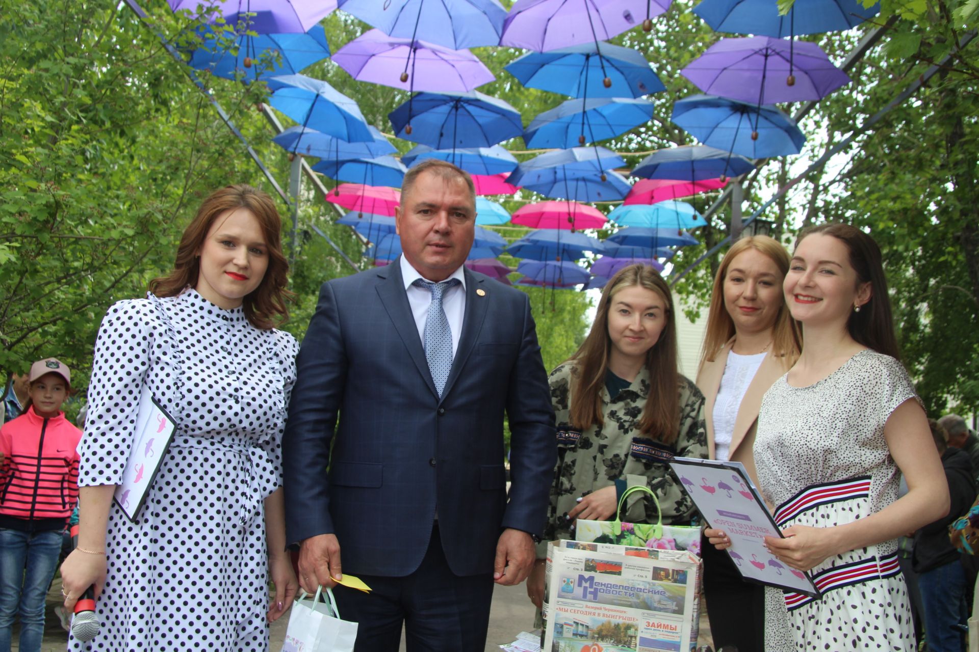 Фоторепортаж: в Менделеевске открыли арт-инсталляцию «Аллея парящих зонтиков»