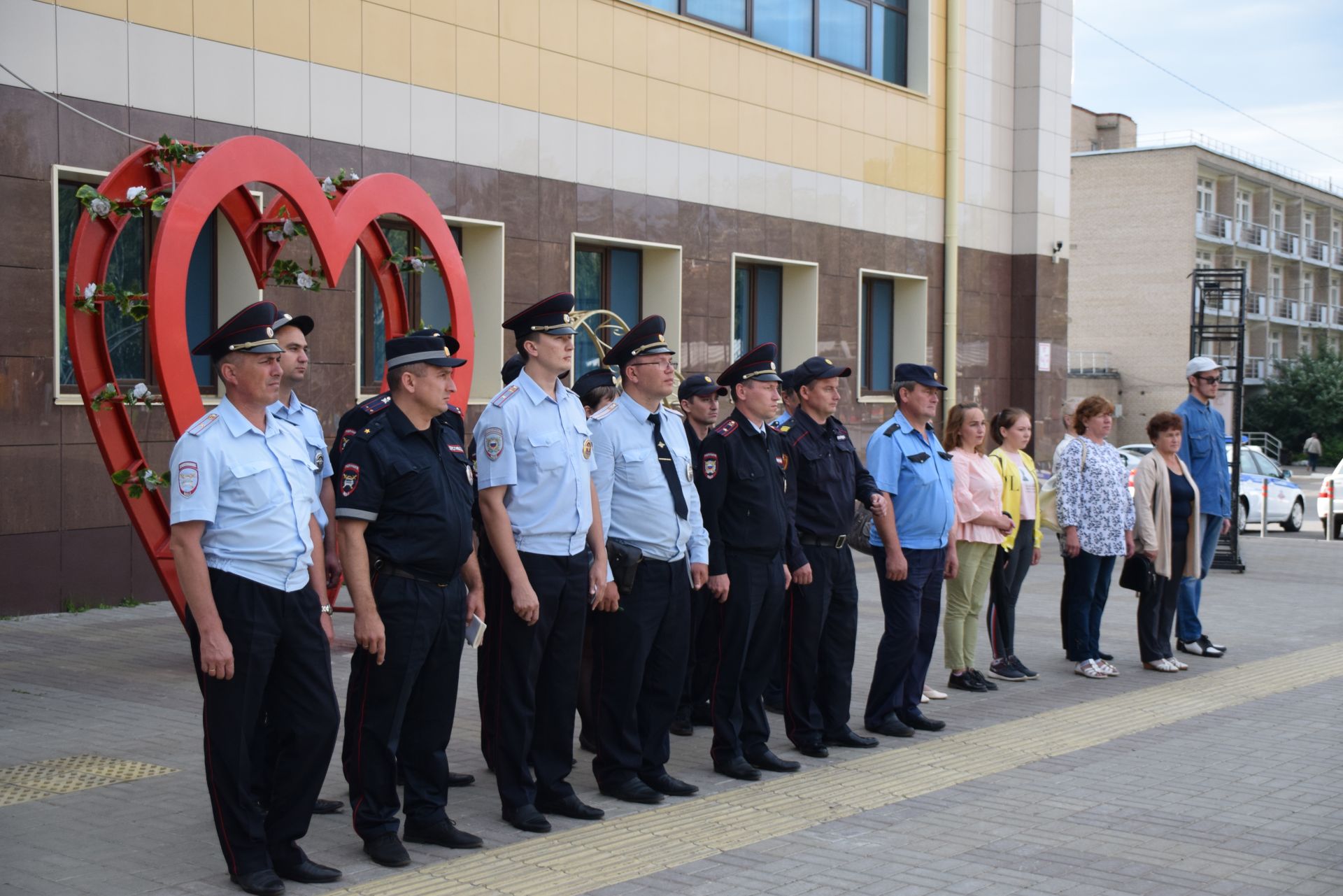 В Менделеевске состоялся гарнизонный строевой смотр сотрудников полиции