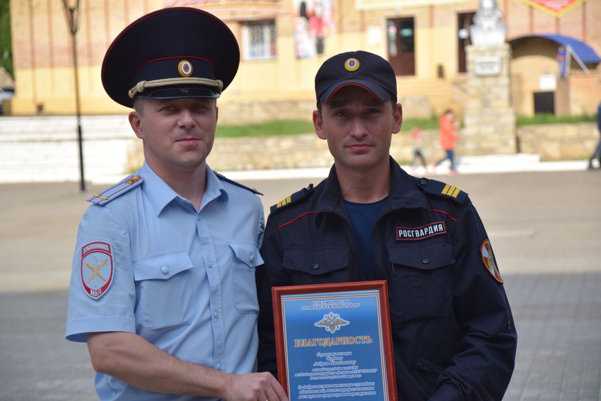 В Менделеевске состоялся гарнизонный строевой смотр сотрудников полиции