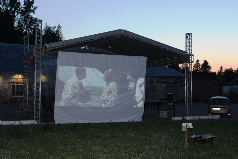 В Менделеевске прошёл показ кино под открытым небом