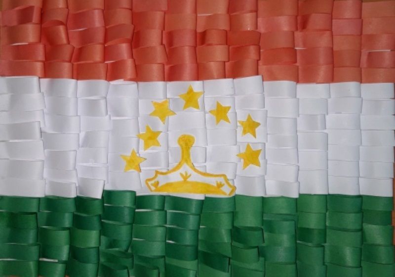 Юные тойгузинцы изготовили флаг Таджикистана