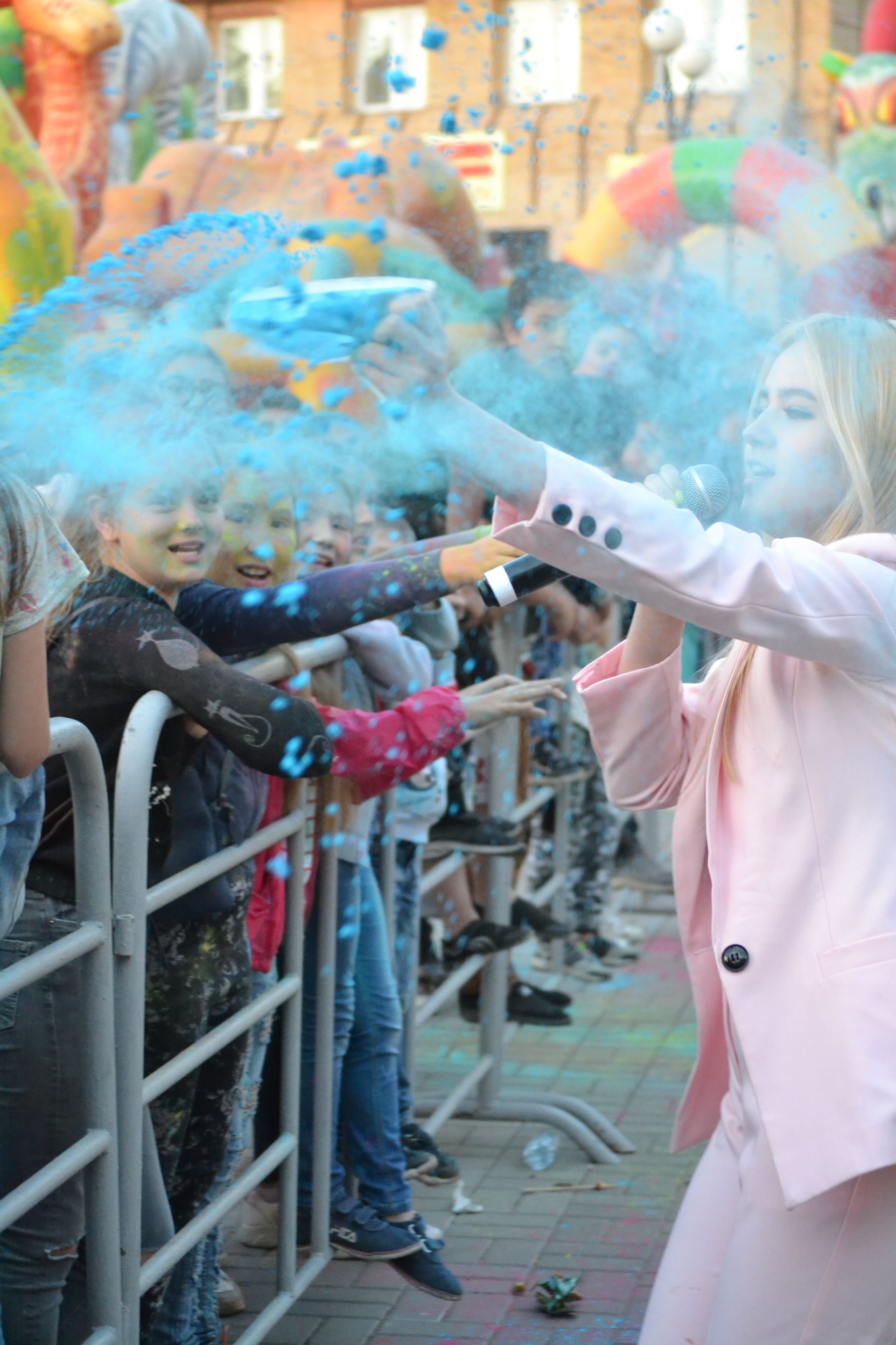В Менделеевске под открытым небом состоялся фестиваль красок