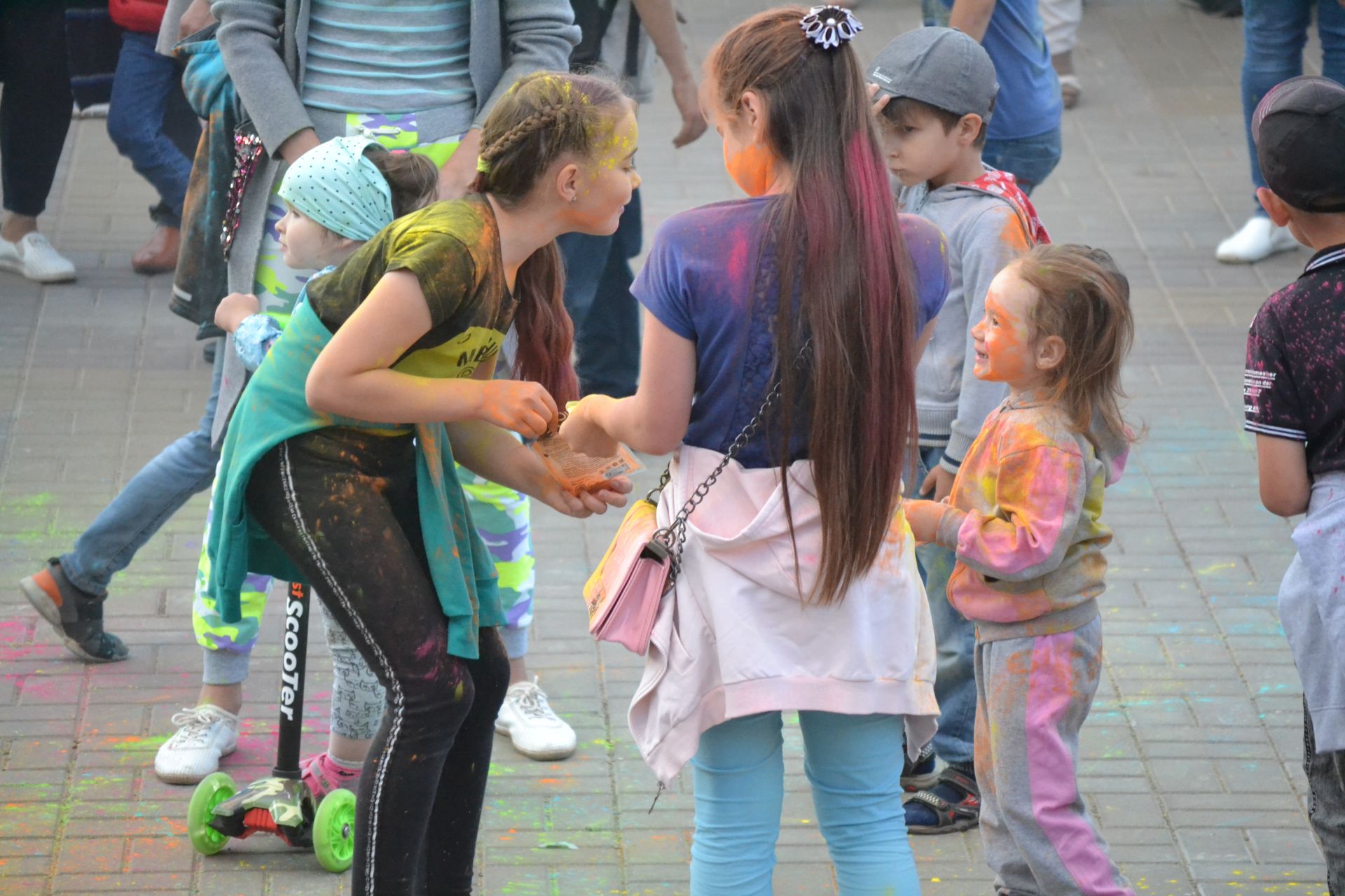 В Менделеевске под открытым небом состоялся фестиваль красок