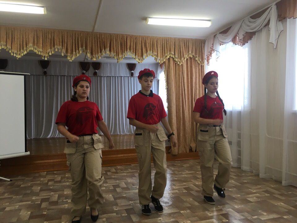 Воспитанники Центра детского творчества поздравили с днём ВВС военного летчика Валерия Орлова
