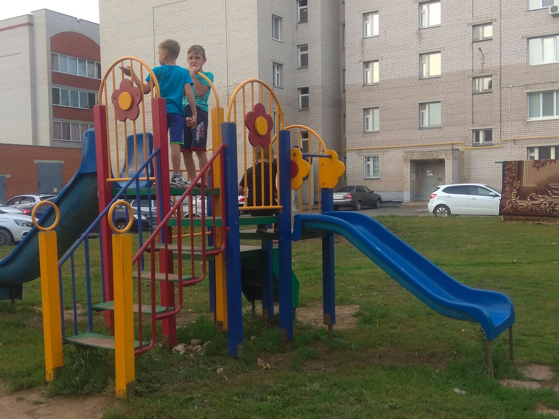 Детская площадка и скамейки:  как преобразится в Менделеевске двор по улице Менделеева