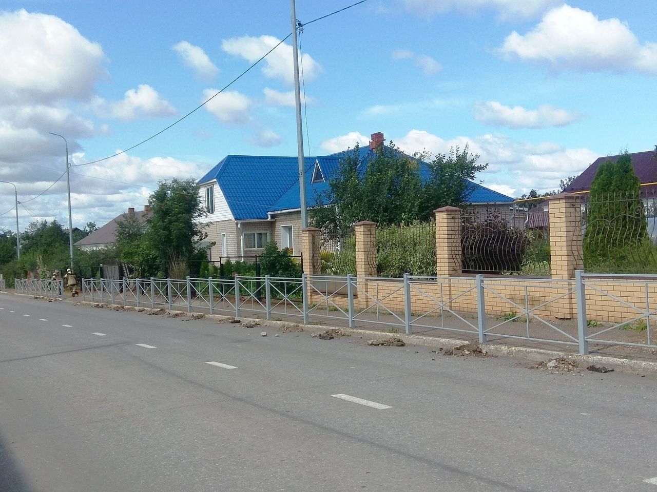 В Менделеевске устанавливают дорожные ограждения