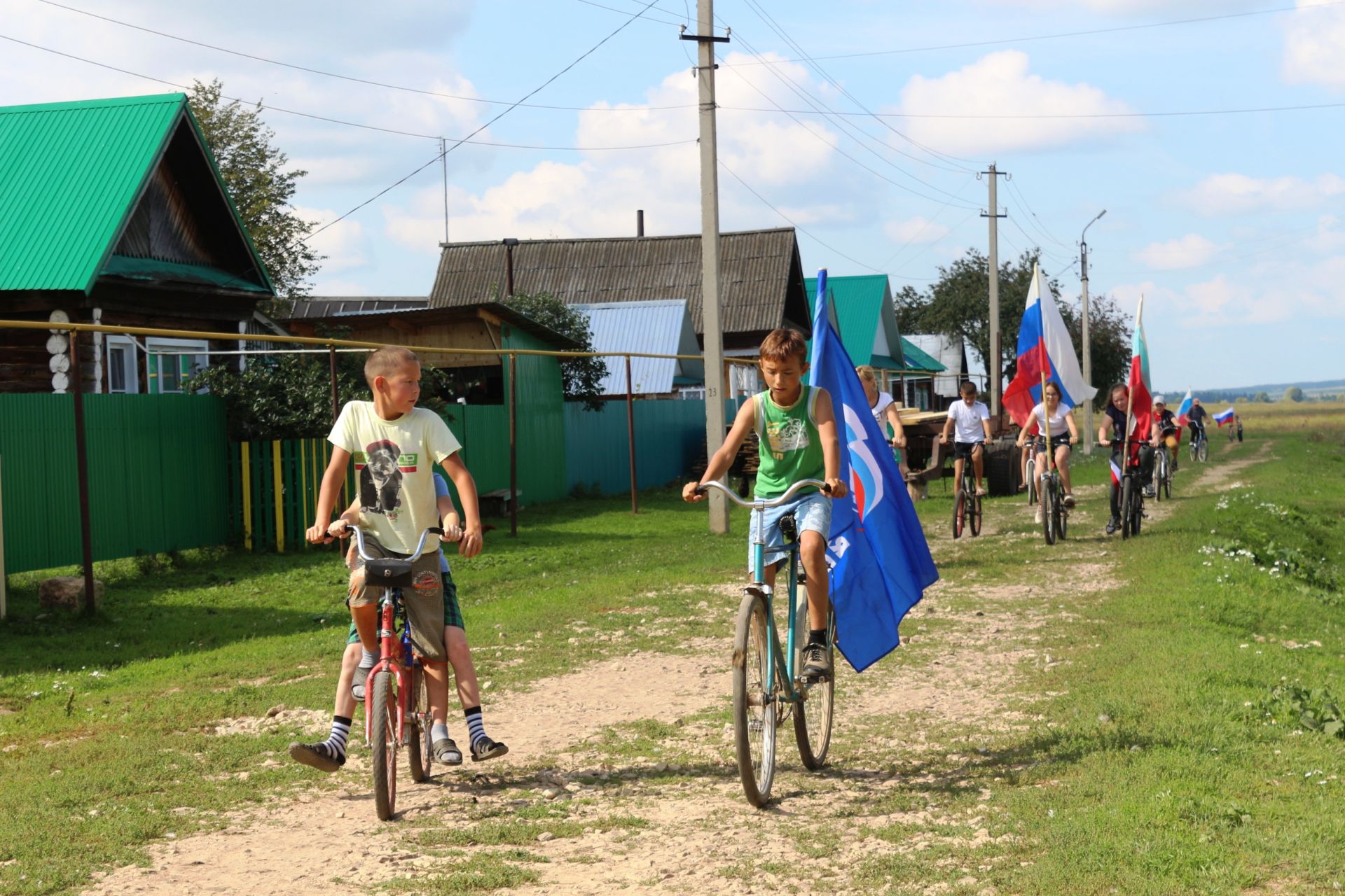 В селе Ильнеть в День российского флага организовали велопробег в Удмуртию