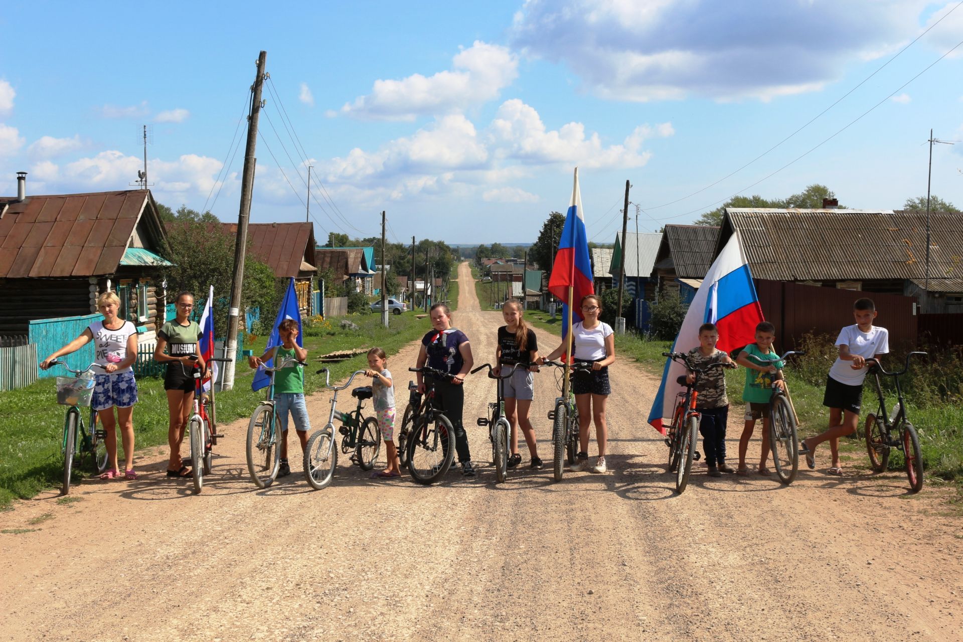 В селе Ильнеть в День российского флага организовали велопробег в Удмуртию