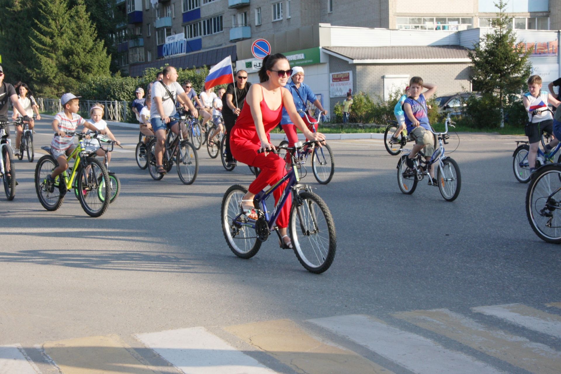 Менделеевцы отметили День флага России велопробегом