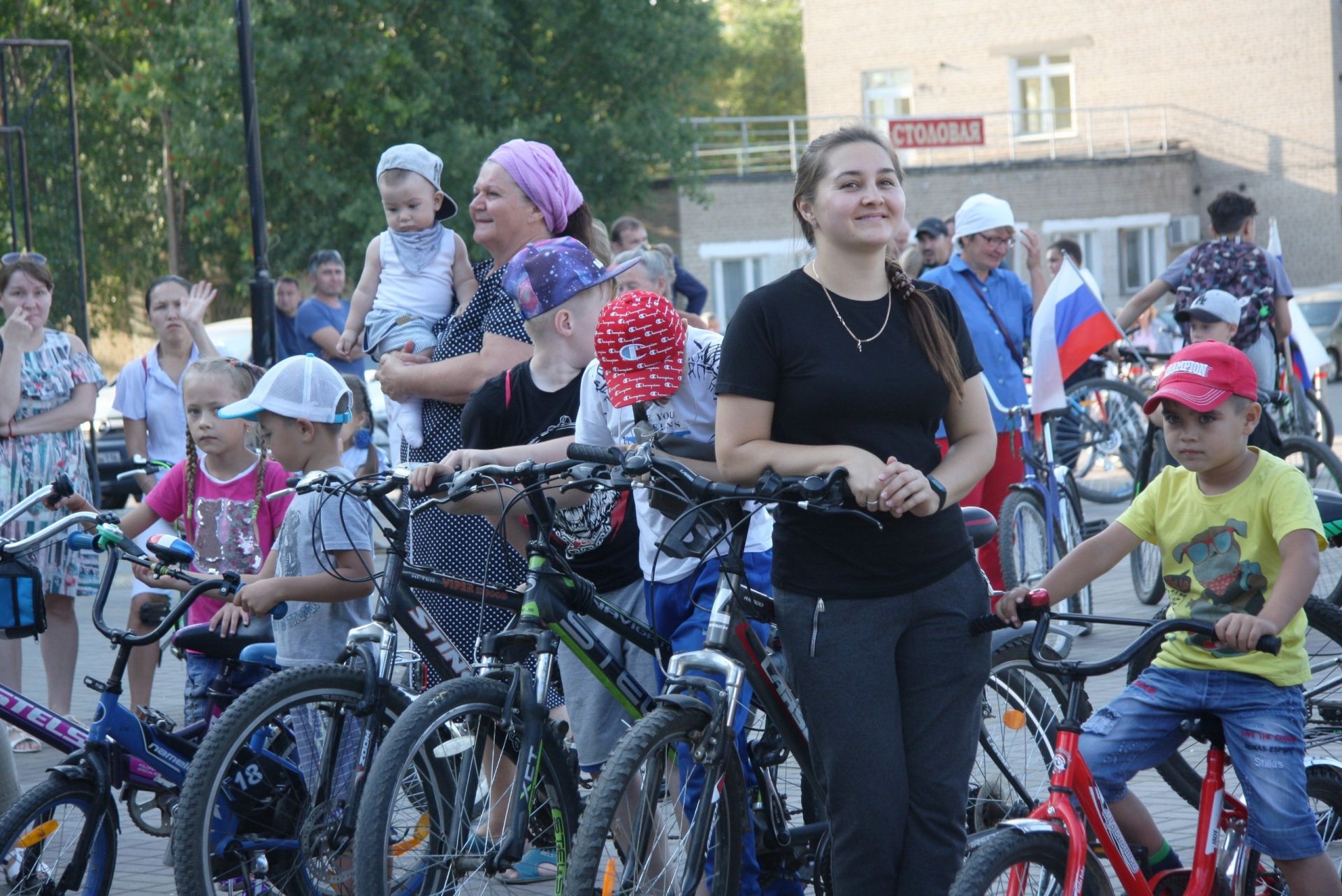 Менделеевцы отметили День флага России велопробегом