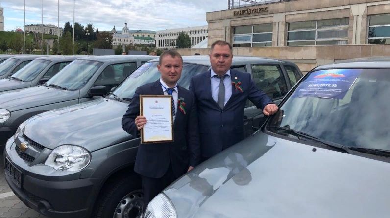 Из рук Президента Татарстана глава Мунайкинского поселения получил ключи от нового служебного автомобиля