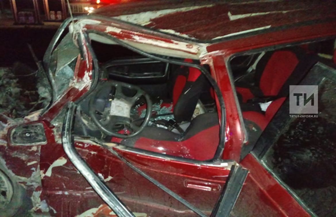 В Менделеевском районе водитель и пассажир легковушки пострадали в аварии с фурой
