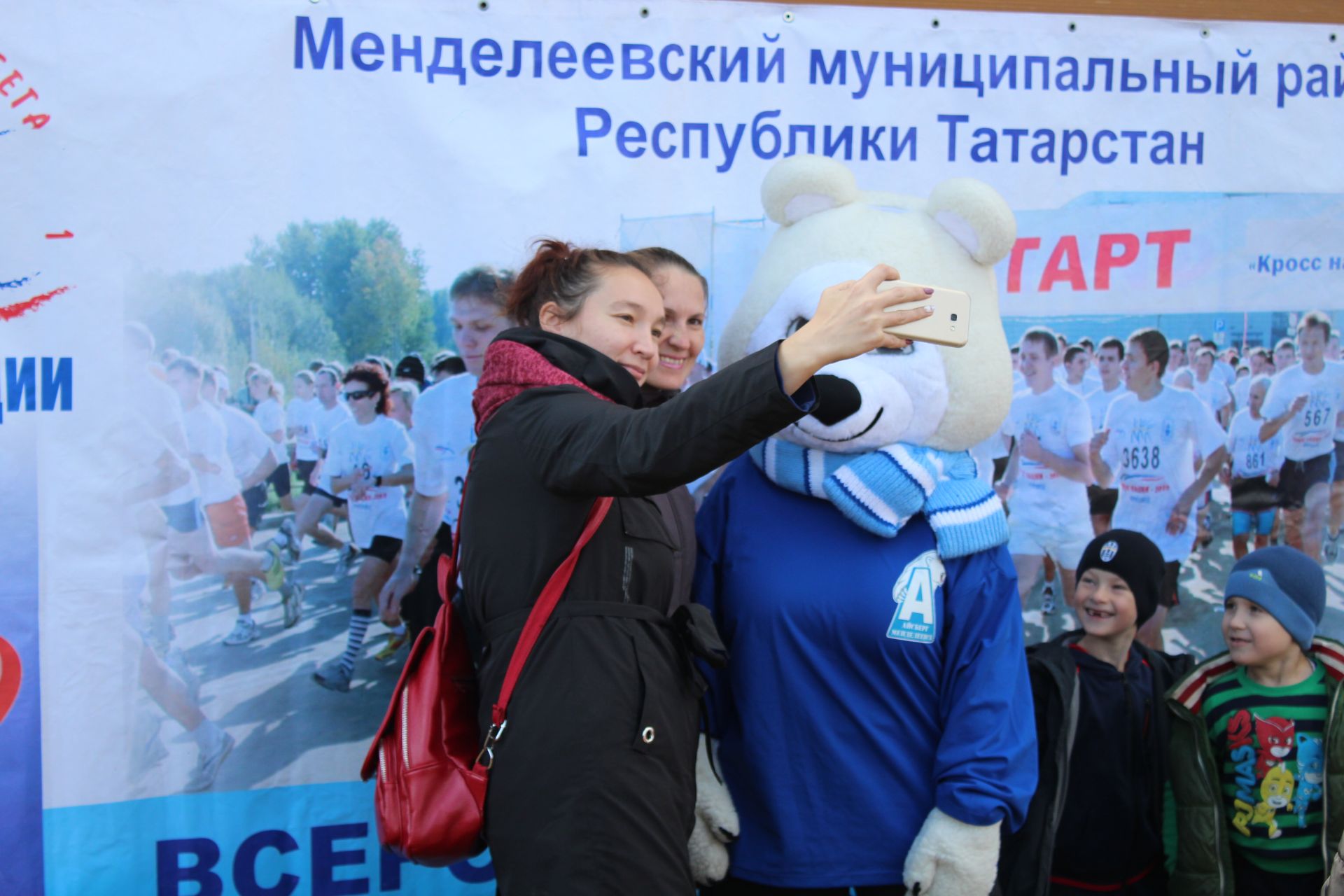 Талисман хоккейной команды «Айсберг» стал популярной фигурой на «Кроссе Татарстана» в Менделеевске