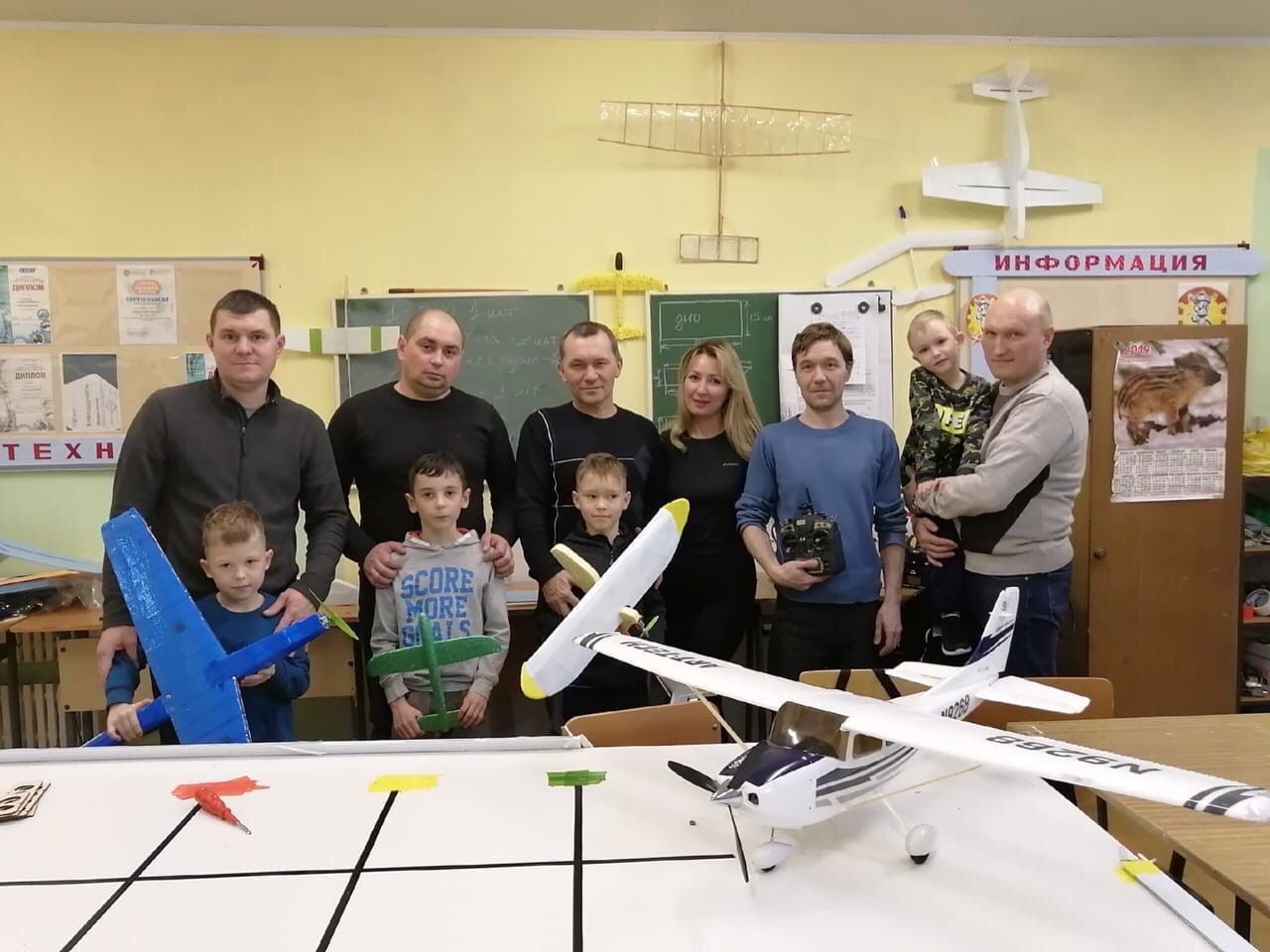В Менделеевске прошла встреча клуба «Папа, я и самолет»