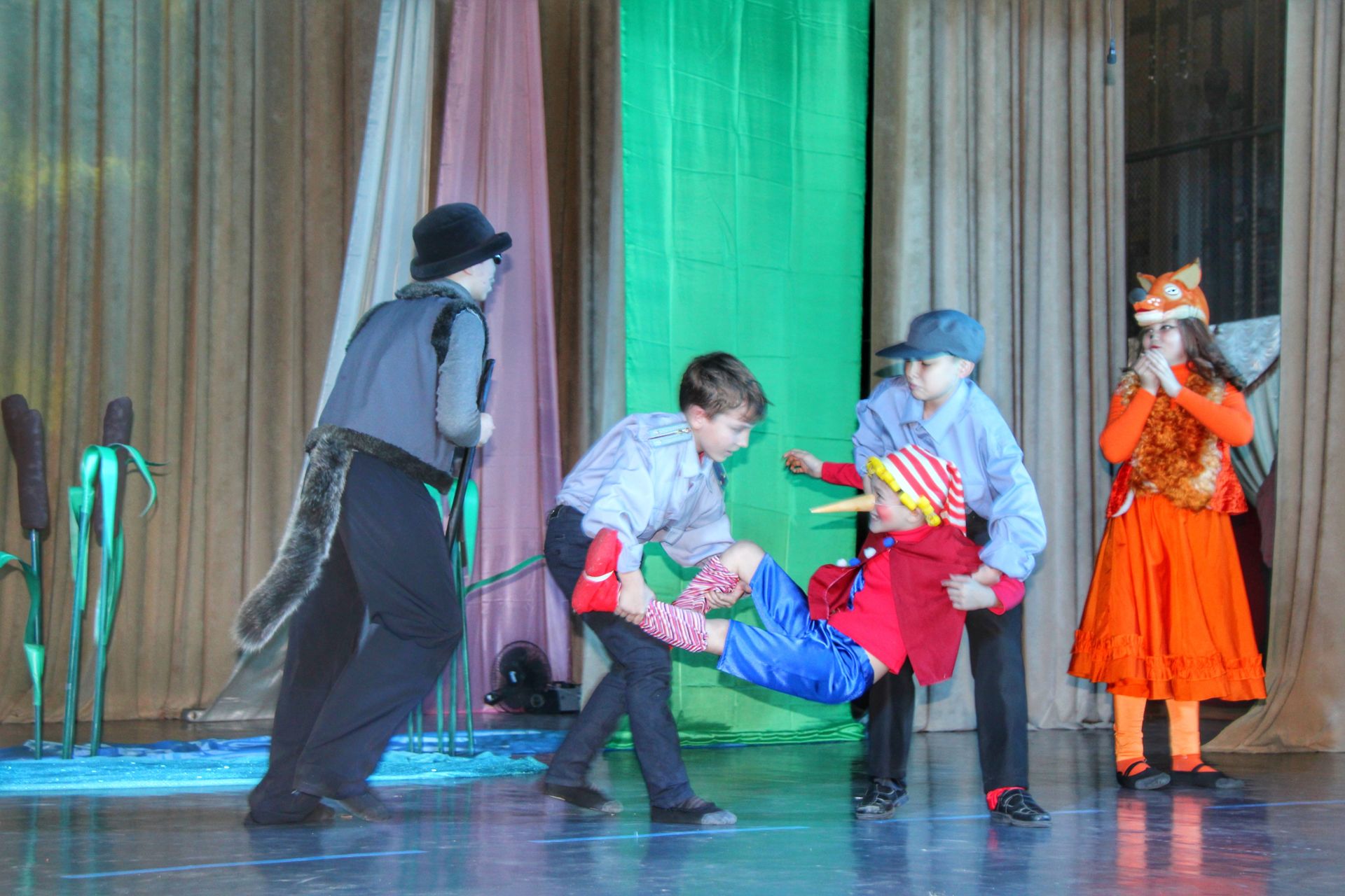 В Менделеевске спектакль-мюзикл «Приключения Буратино» вызвал бурю эмоций у юных зрителей