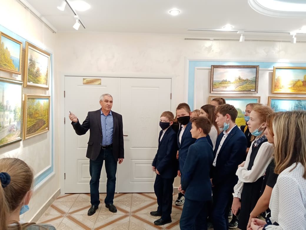 В Менделеевске состоялась обзорная экскурсия по выставке