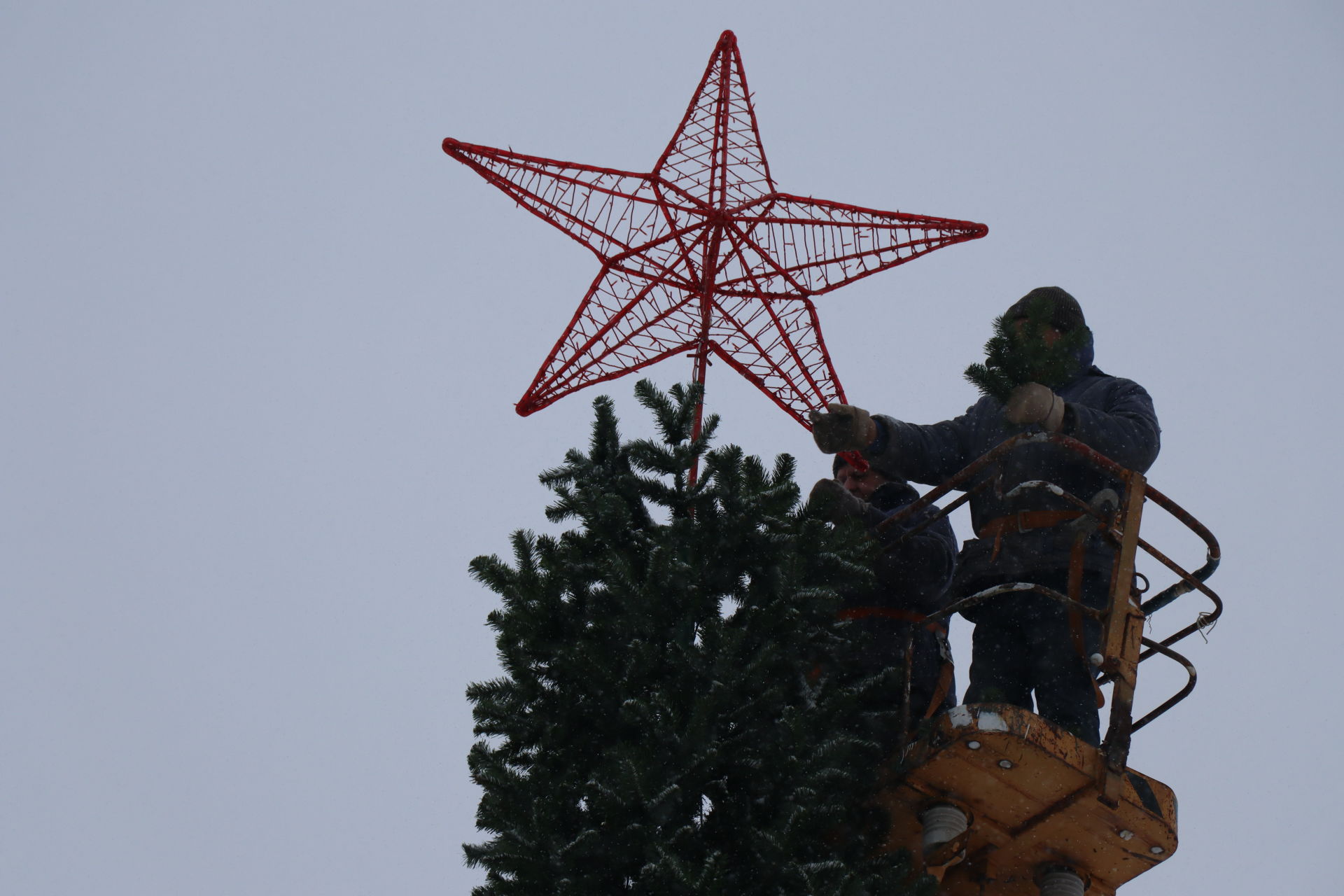 В Менделеевске начали установку главной новогодней ёлки