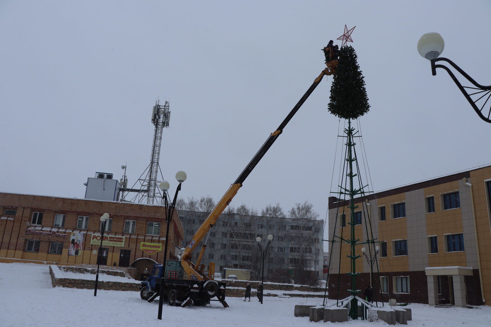 В Менделеевске начали установку главной новогодней ёлки