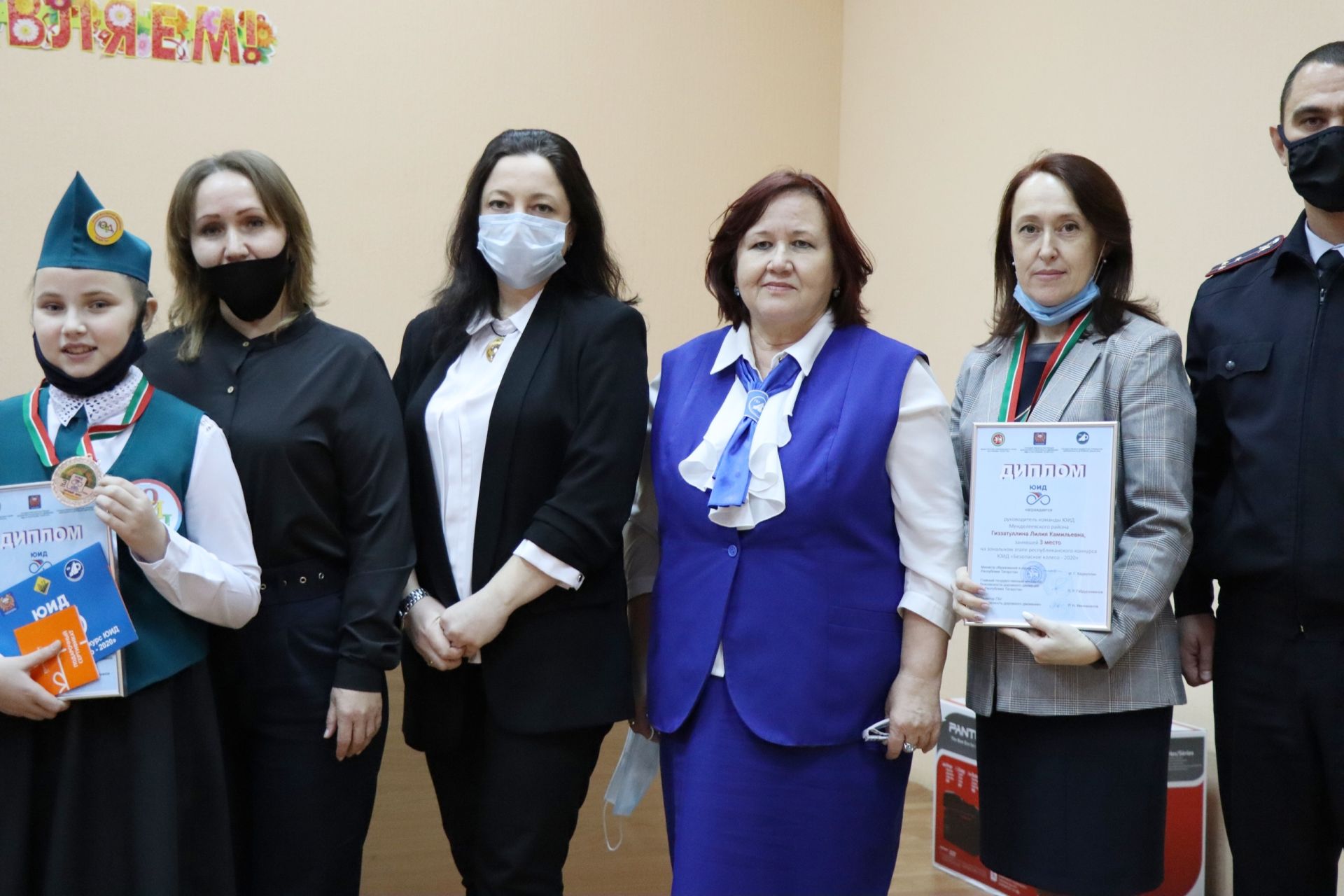 В Менделеевске сотрудники ГИБДД наградили победителей конкурсов по теме безопасности дорожного движения