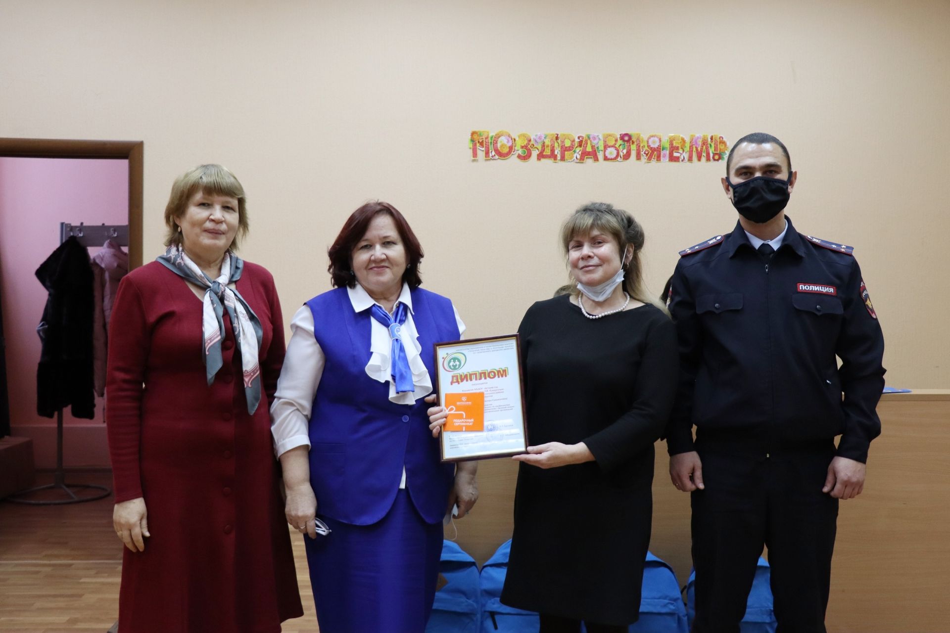 В Менделеевске сотрудники ГИБДД наградили победителей конкурсов по теме безопасности дорожного движения