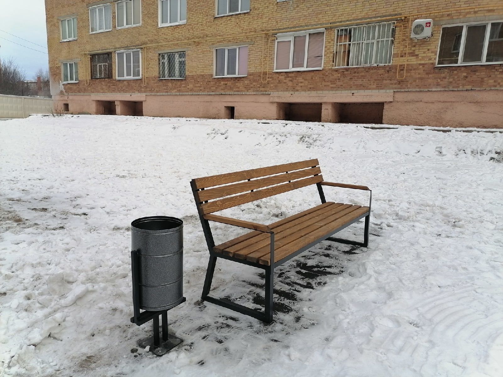 В Менделеевске во дворах установили новые скамейки и урны