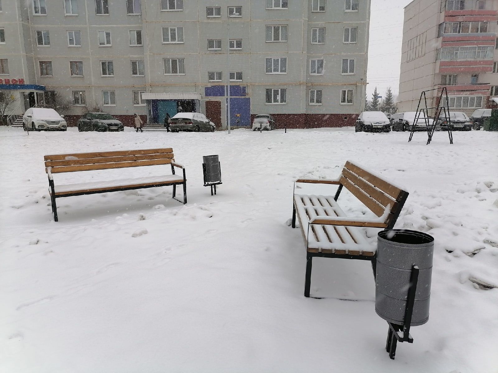 В Менделеевске во дворах установили новые скамейки и урны