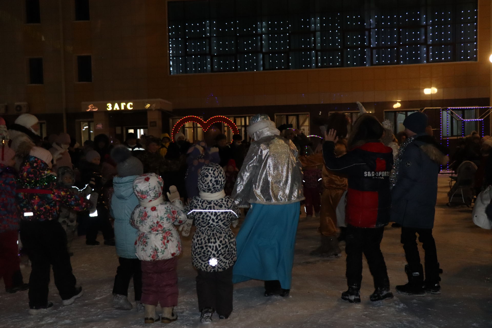 В Менделеевске торжественно открыли главную ёлку