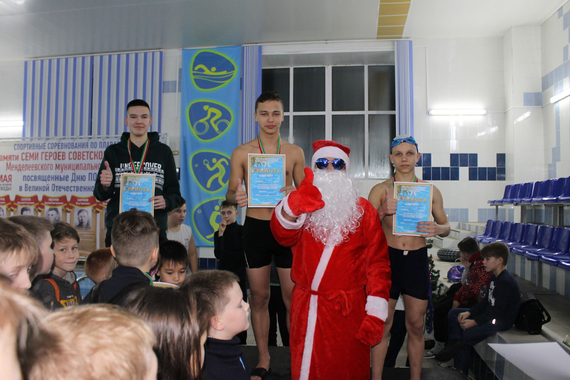 В Менделеевске прошли соревнования по плаванию на призы Деда Мороза