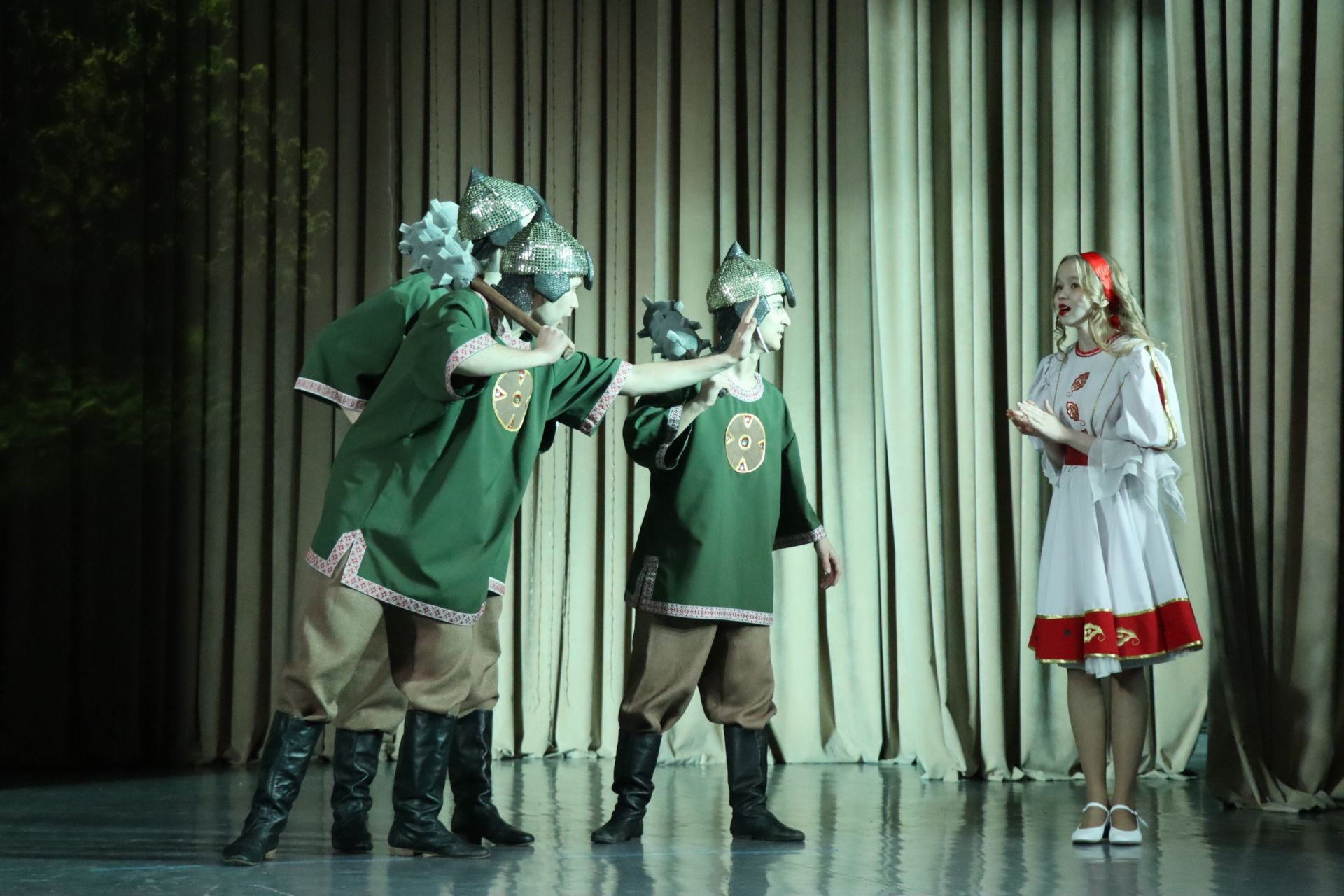 В Менделеевске представили премьеру спектакля-мюзикла «Три богатыря на новогодний лад»