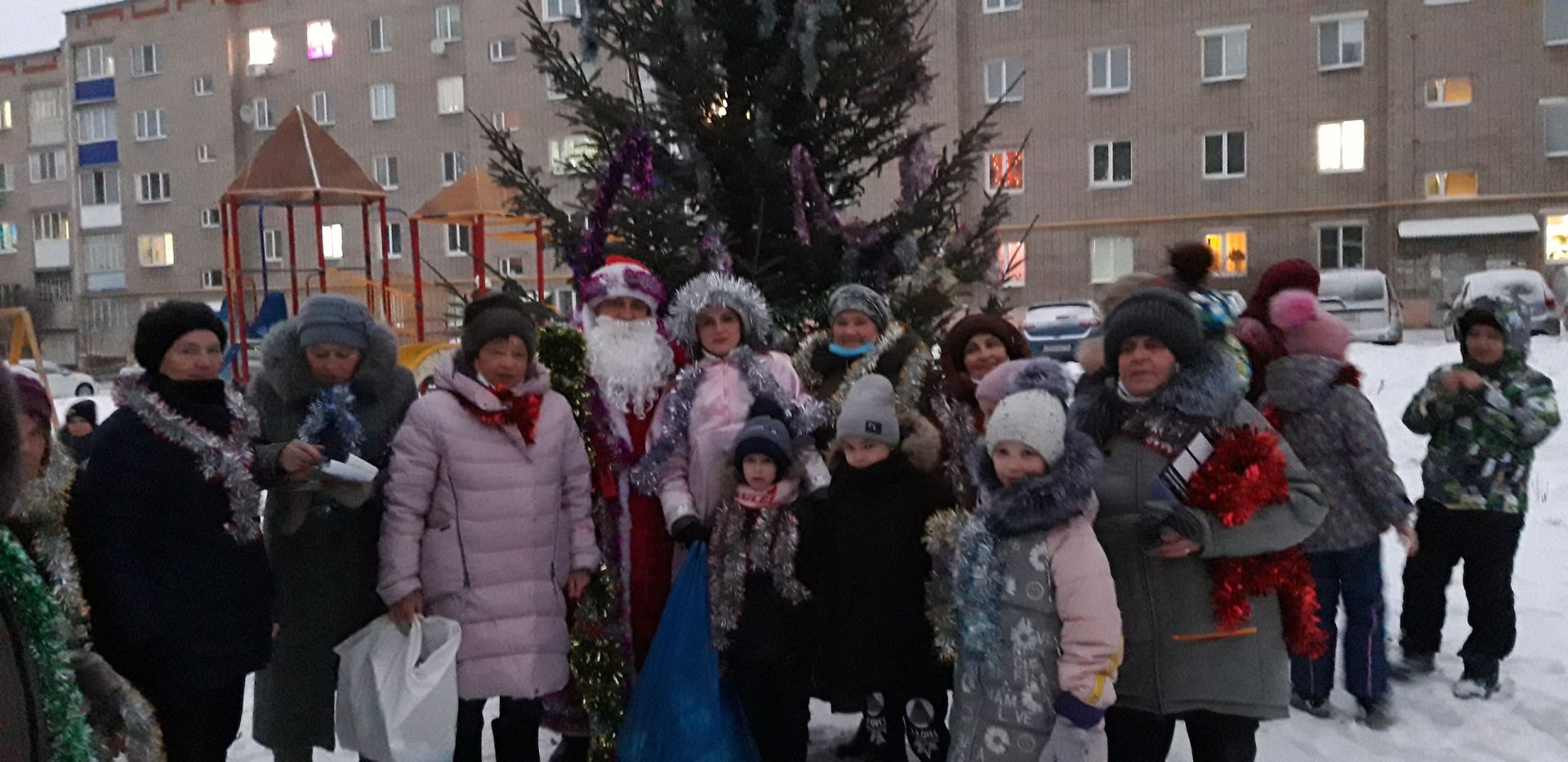 Новый год по-соседски встретили жители улицы Фомина