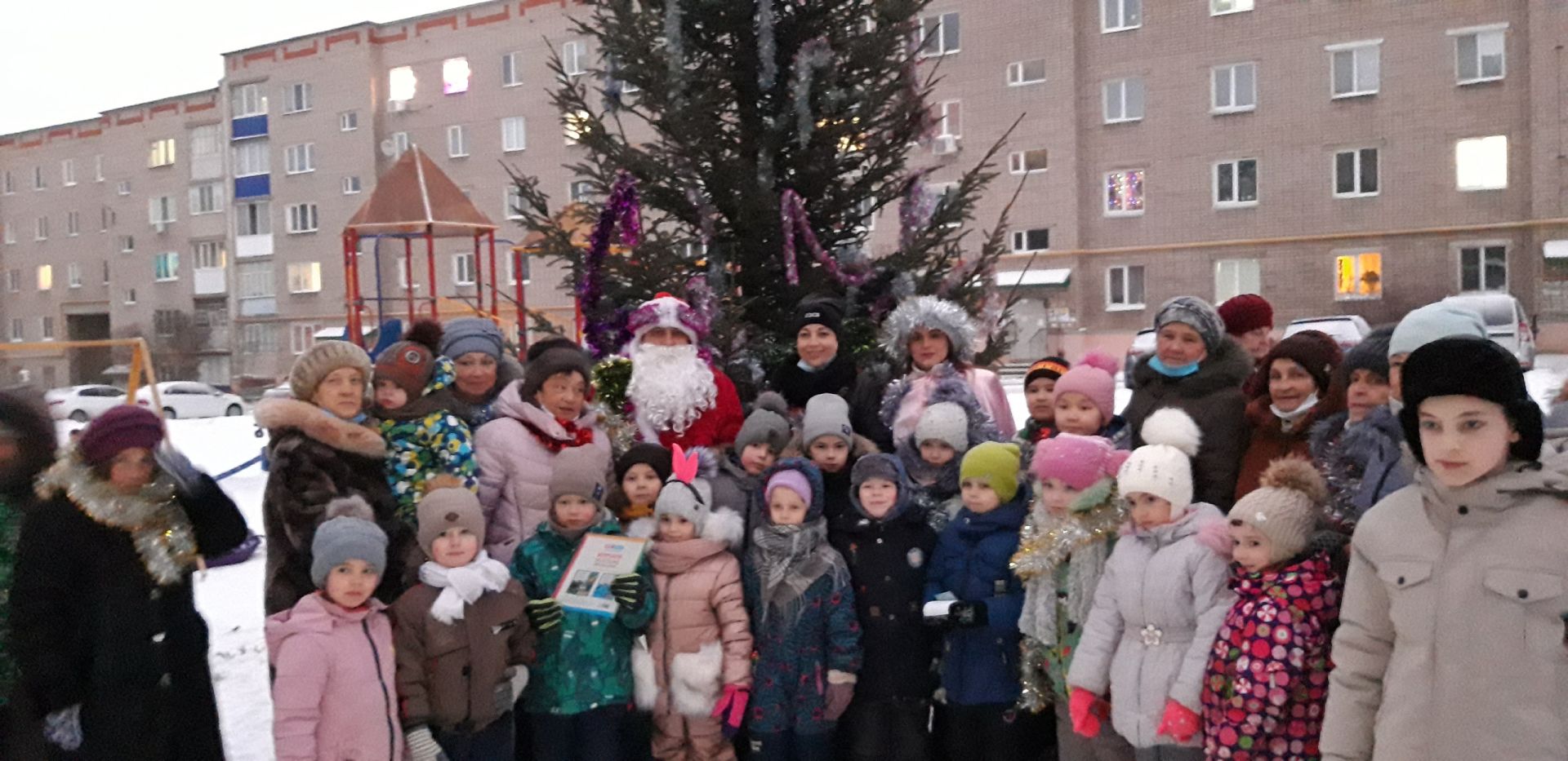 Новый год по-соседски встретили жители улицы Фомина