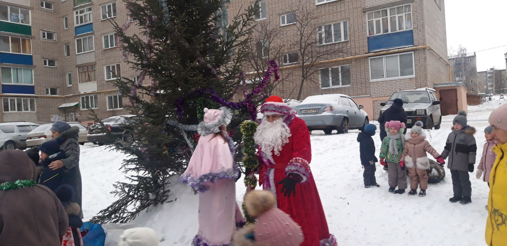 Новый год по-соседски встретили жители улицы Фомина | 24.12.2020 |  Менделеевск - БезФормата