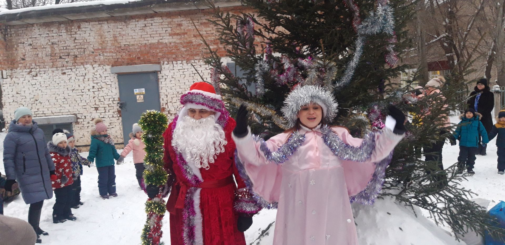 Новый год по-соседски встретили жители улицы Фомина | 24.12.2020 |  Менделеевск - БезФормата