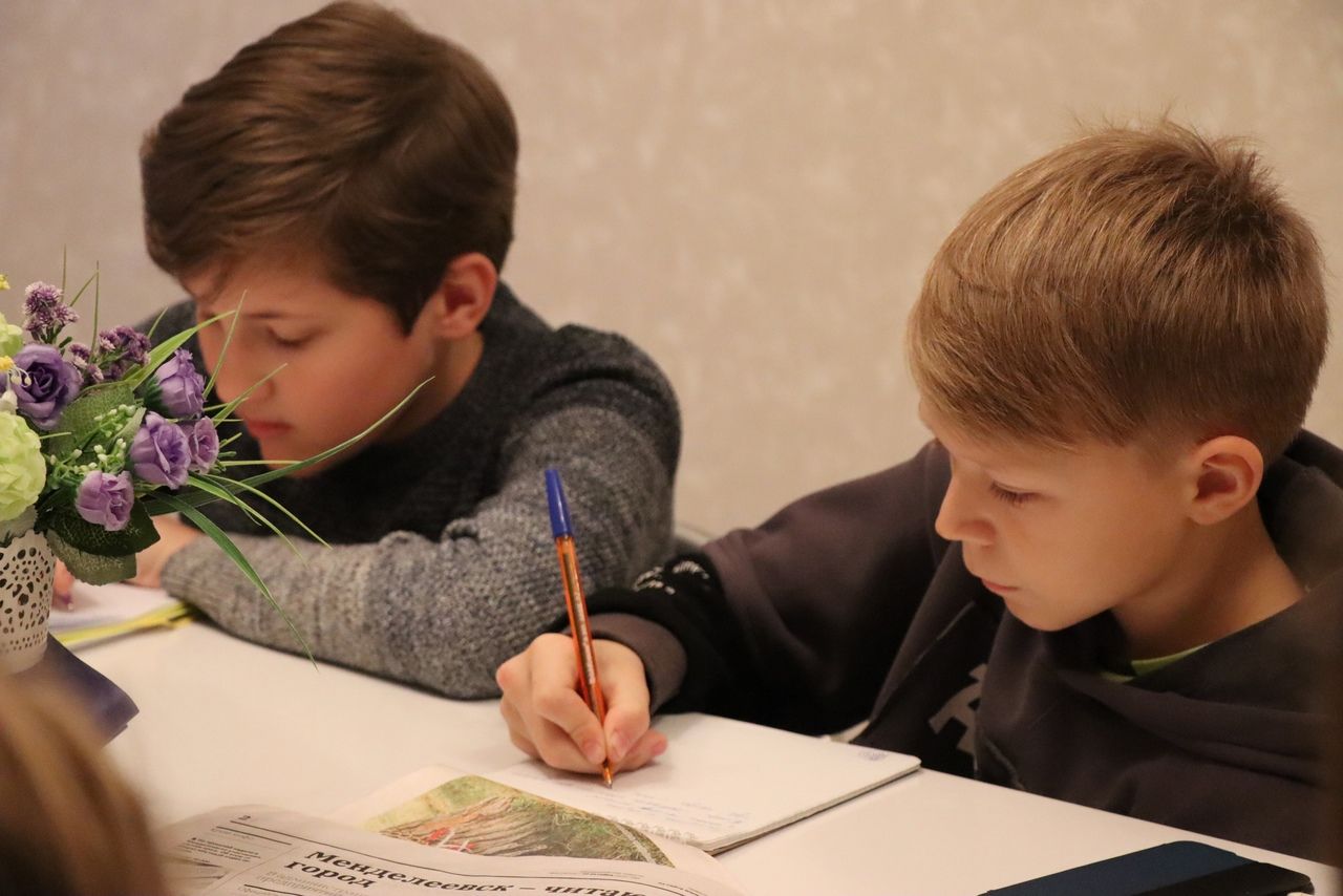 Юнкоры школы «АЙДАвМЕДИА» учатся писать заметки и статьи в газету
