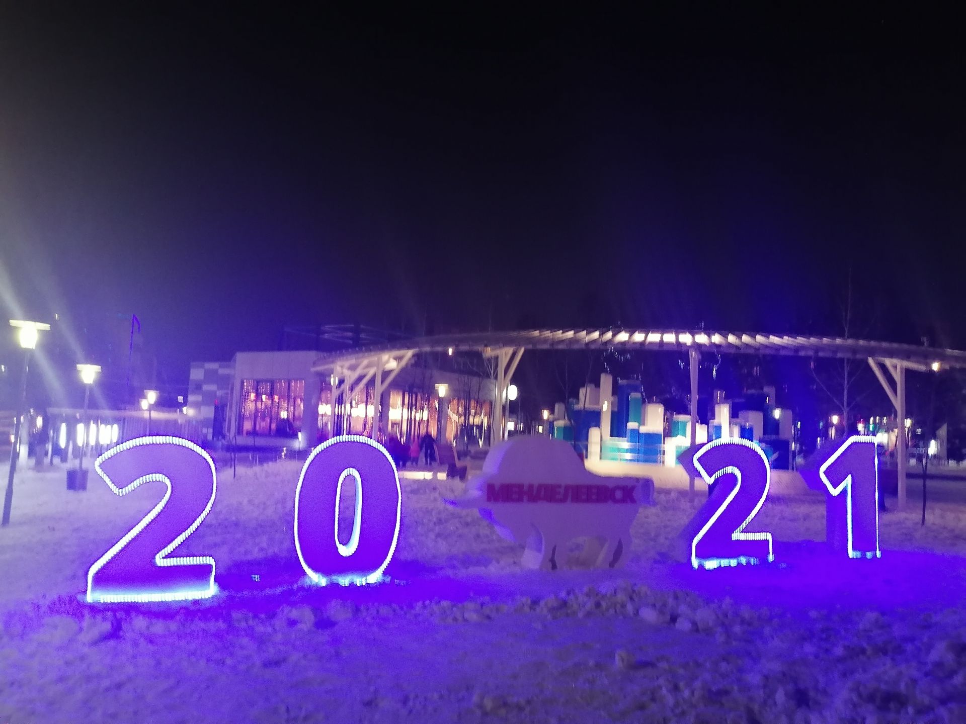 В Менделеевске установили цифры «2021» с новогодним символом
