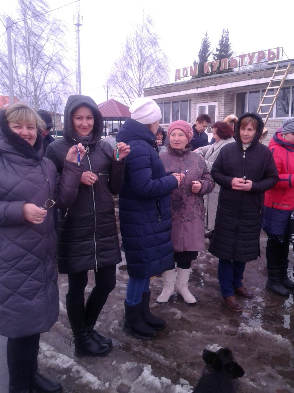 Карманные фонарики получили жители Менделеевского района от инспекторов ГИБДД
