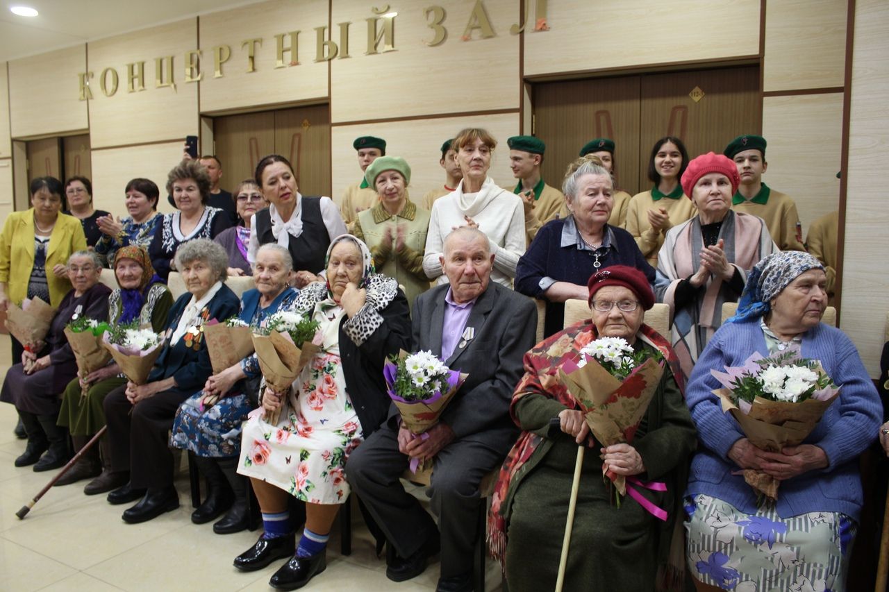 Вдовам и труженикам тыла Менделеевска вручили медали к 75-летию Победы