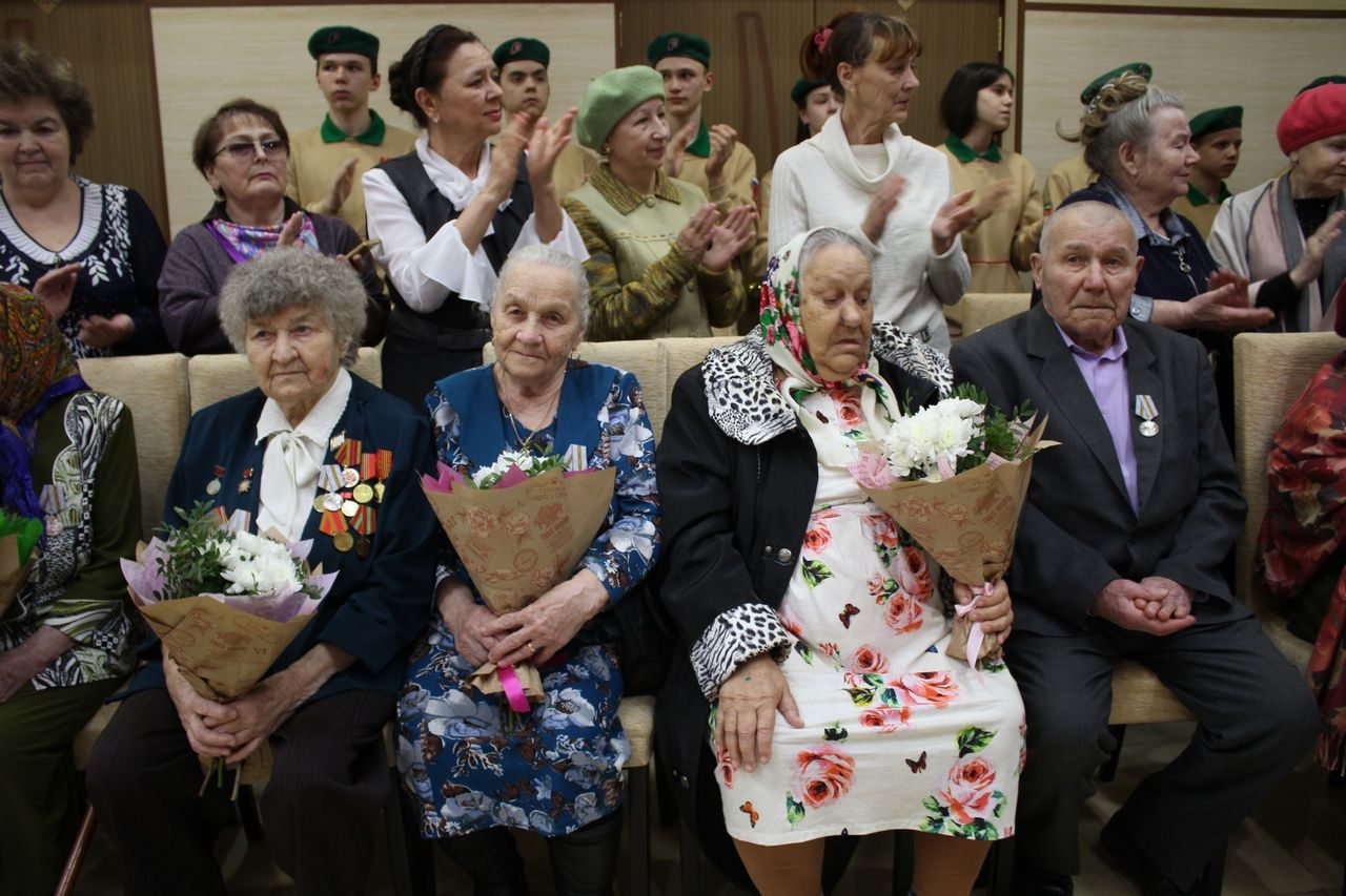 Вдовам и труженикам тыла Менделеевска вручили медали к 75-летию Победы