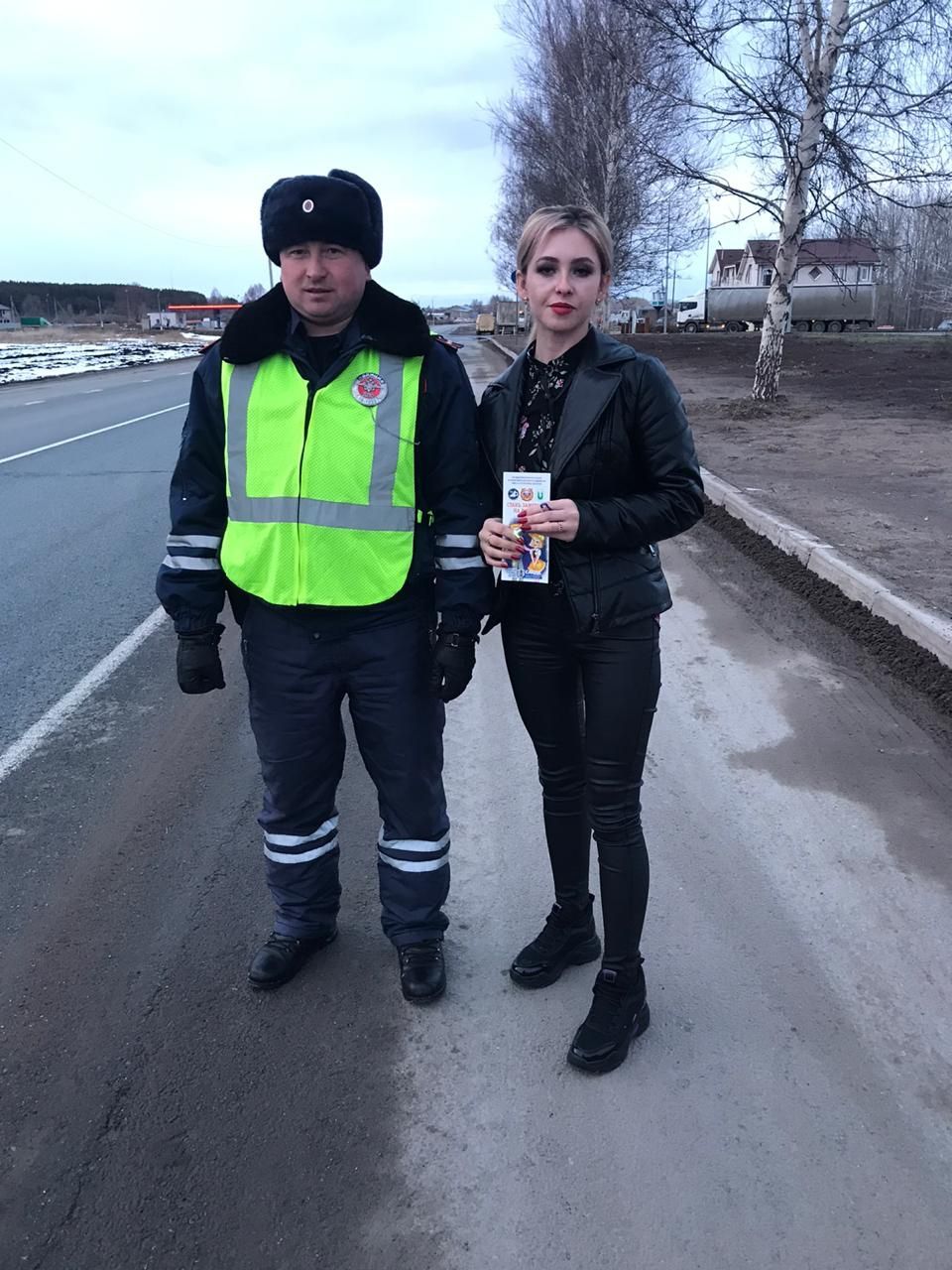 В Менделеевском районе сотрудники ГИБДД раздали фонарики участникам дорожного движения