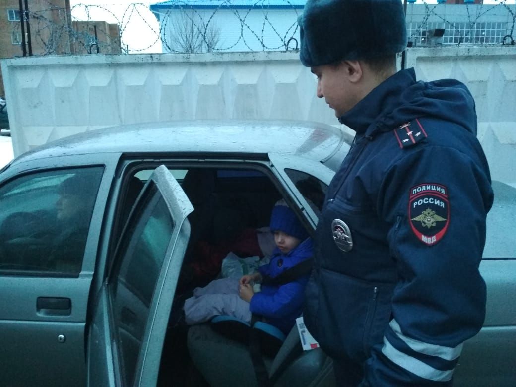 В Менделеевске сотрудники Госавтоинспекции провели профилактическое мероприятие «Ребенок — главный пассажир!»