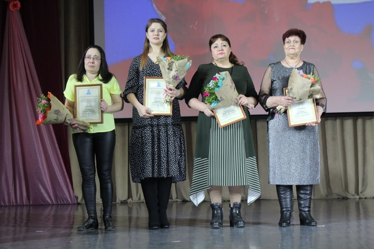 К 8 Марта: на праздничном концерте активные женщины Менделеевска получили награды