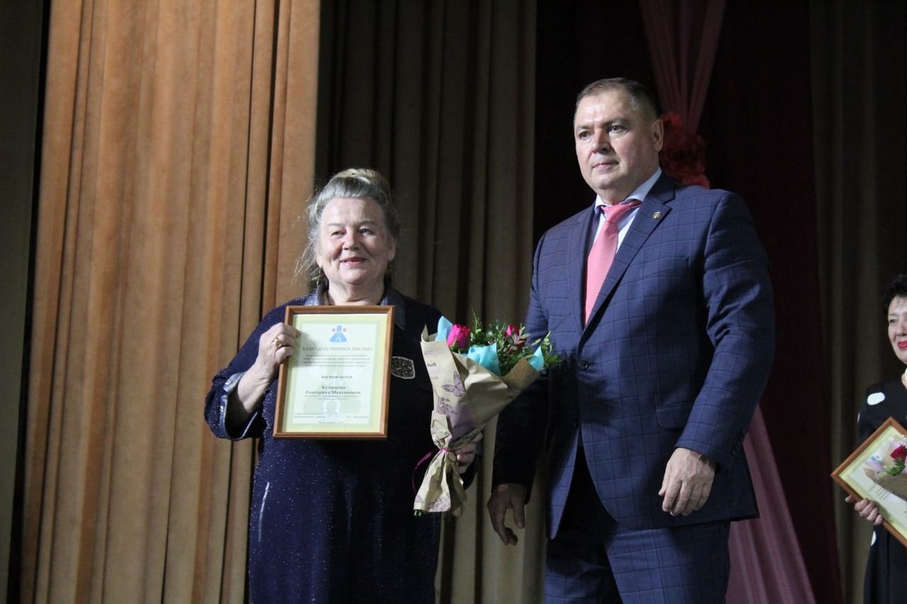 К 8 Марта: на праздничном концерте активные женщины Менделеевска получили награды