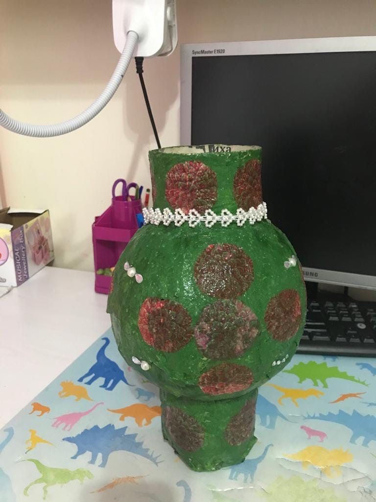 Воспитанники ЦДТ сделали оригинальные вазы из газет